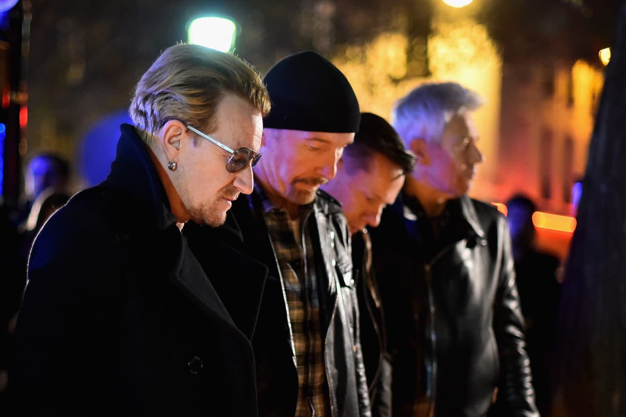 Integrantes de U2 acuden a vigilia cerca de Le Bataclan en París