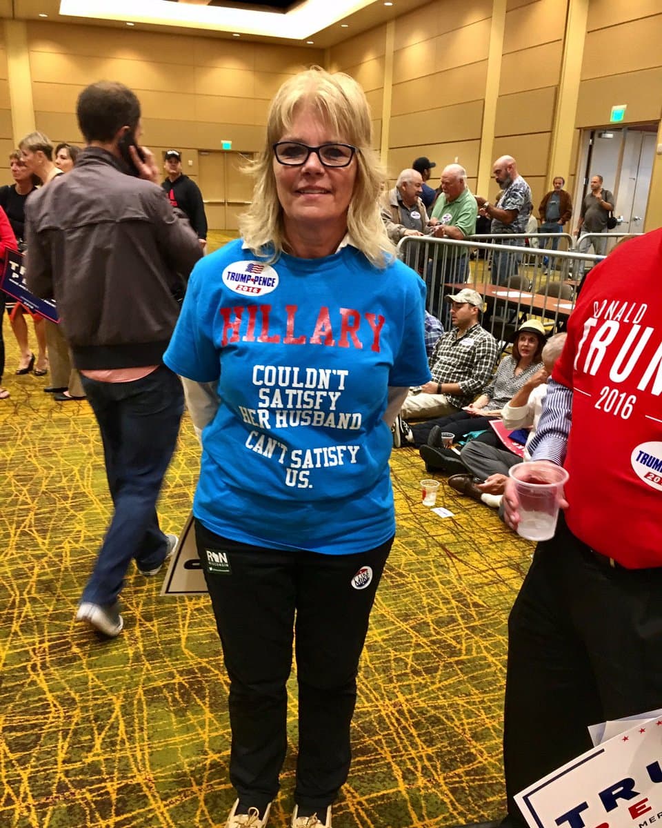 "Hillary no pudo satisfacer su esposo, no podrá satisfacernos a nosotros", dice el lema en letras blancas y rojas de esta camiseta que parte de la idea de que las mujeres deben cumplir con la "función de satisfacción".¿Y qué tal si Hillary, y todas las mujeres, renunciaran a la obligación de complacer a nadie? 
<a href="https://twitter.com/jessieopie/status/788130876081246209/photo/1?ref_src=twsrc%5Etfw">@jessieopie</a>