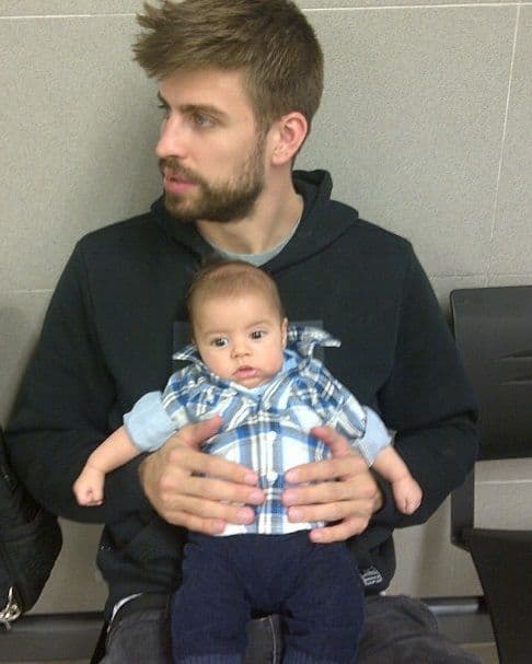 Lo cierto es que la paternidad le sentó bastante bien a Gerard siendo tan joven.