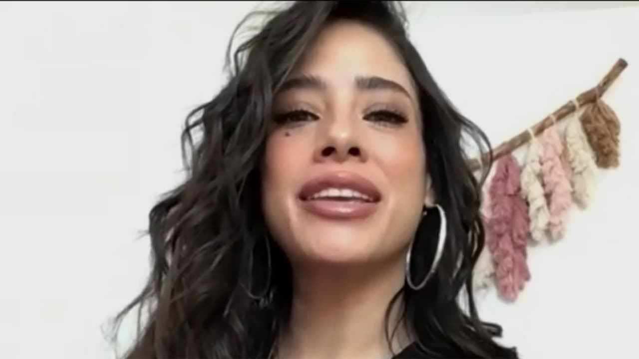 "Ojalá algún día abramos la mente y podamos ver en nuestras pantallas la diversidad en todos sus aspectos", pidió. 
<b><a href="https://www.univision.com/shows/despierta-america/gabriel-soto-y-fatima-molina-comparten-su-emocion-por-la-cercania-del-estreno-de-te-acuerdas-de-mi-video" target="_blank">Gabriel Soto, su coprotagonista</a></b>, también salió a defender a su colega.