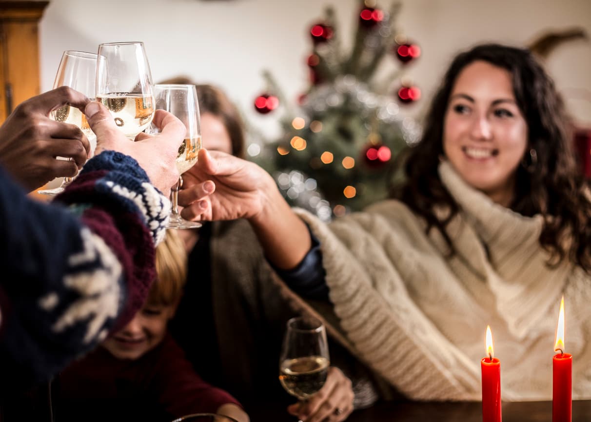 <b>Reduce el alcohol y el tabaco.</b> Si logras eliminarlos completamente, mejor. Ambos hacen que se eleve tu temperatura corporal, provocando que aumenten los típicos bochornos.
<br>