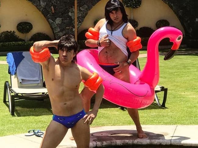 En la serie 'Nosotros los guapos' comparte escena con Ariel Miramontes, 'Albertano'.