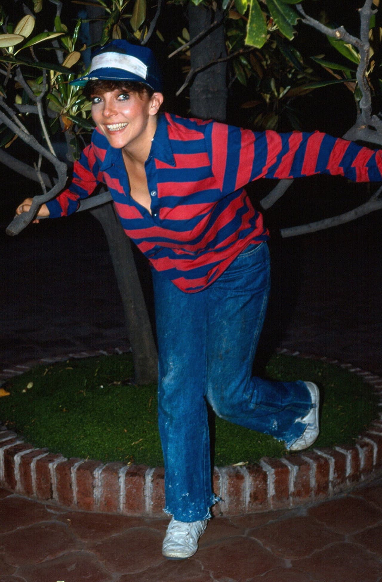 'Rosa salvaje' se transmitió de julio de 1987 a abril de 1988. Se trata de la historia de una mujer humilde que limpia vidrios, durante sus jornadas conoce al hombre del que se enamora: un millonario con el que termina casándose. Pero eso no significa el final de sus desdichas.