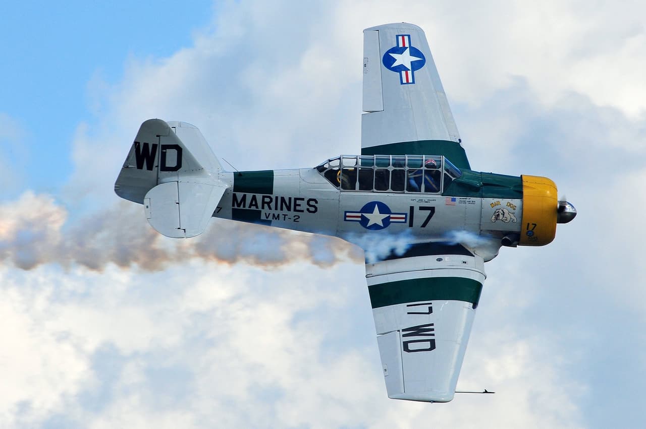 Las aeronaves dejaban en cada punto una estela de humo como parte del saludo a la locación que sobre volaron.