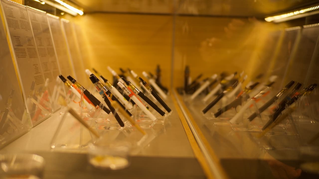 Unos de los productos que ofrece "Dispensary 33", ubicado en Andersonville, son las "pen", las cuáles contienen aceite de cannabis.