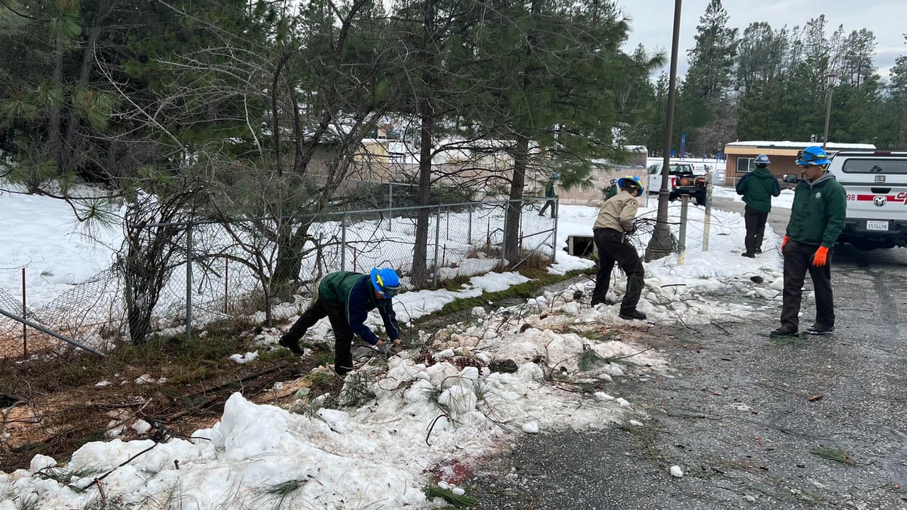 25,000 casas y negocios siguen sin electricidad una semana después de la tormenta invernal
