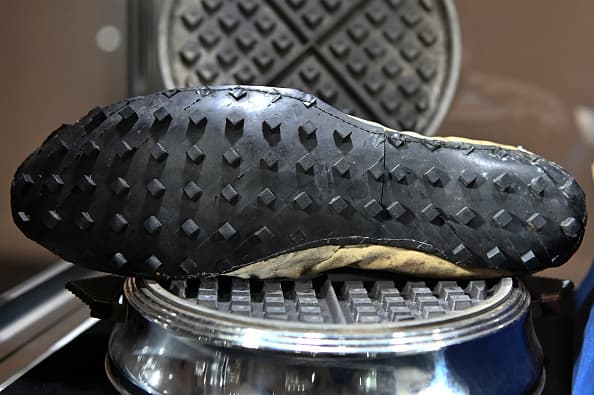 El cofundador de Nike, Bill Bowerman, fue el encargado de diseñar los zapatos deportivos para los Juegos Olímpicos de 1972. Cuentan con una 
<b>suela tipo waffle y son uno de los 12 pares que se fabricaron a mano</b>. Se cree que son los únicos que no fueron utilizados.
<br>