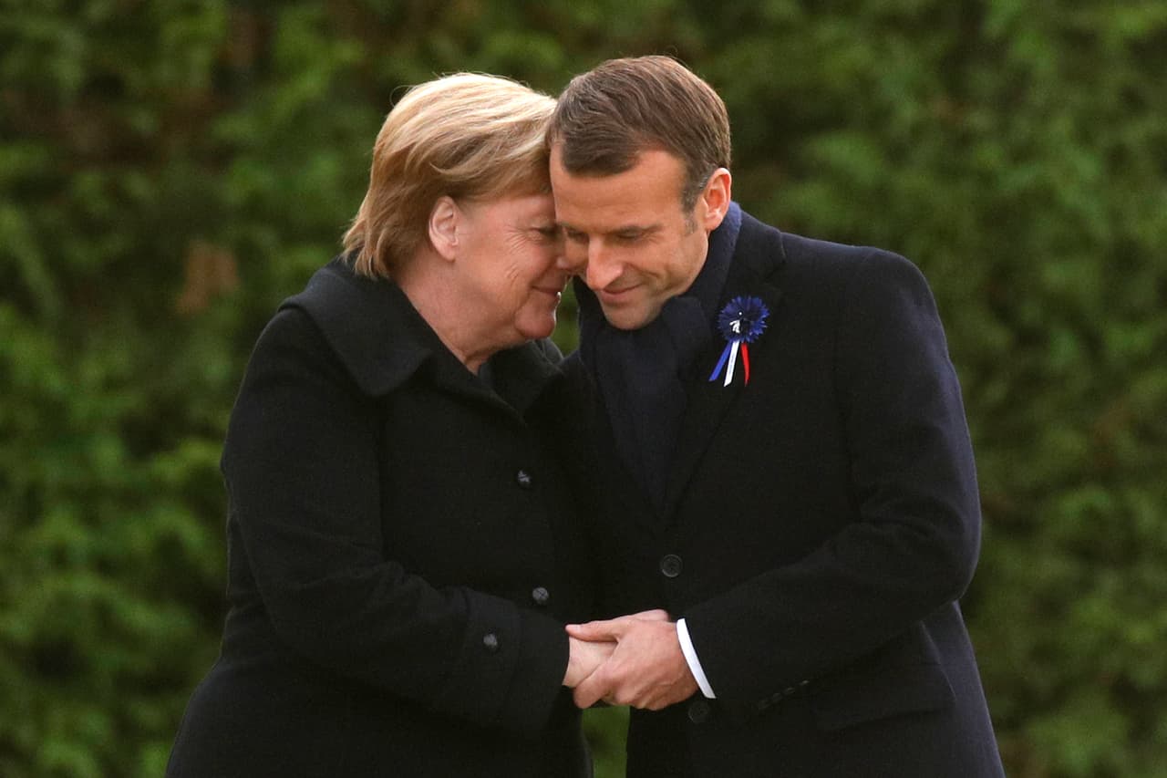 <b>Unión Europea.</b> La conmemoración de los 100 años del fin de la primera Guerra Mundial provocó un emotivo encuentro entre el presidente francés, Emmanuel Macron, y la canciller alemana, Ángela Merkel, en París.
<a href="https://www.univision.com/noticias/politica/en-fotos-estados-unidos-en-la-primera-guerra-mundial-fotos"> <u>Un siglo atrás la presión de los aliados, apoyados por EEUU</u></a>, hizo que Alemania firmara el armisticio que dio fin al primer conflicto bélico global. Con este abrazo los líderes más influyentes de la Unión Europea reafirman su compromiso de integración, lo que les permite enfrentar juntos entre otras cosas
<a href="https://www.univision.com/noticias/relaciones-internacionales/la-union-europea-responde-a-trump-con-la-misma-moneda-aranceles-para-productos-de-eeuu">las medidas económicas nacionalistas del presidente de estadounidense Donald Trump.</a> La fotografía fue tomada el sábado 10 de noviembre de 2018.