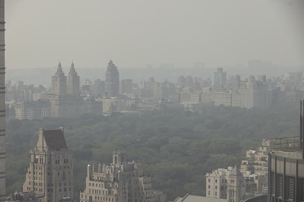Los rascacielos y el Central Park envueltos en humo ocasionados por los incendios forestales de Canadá.