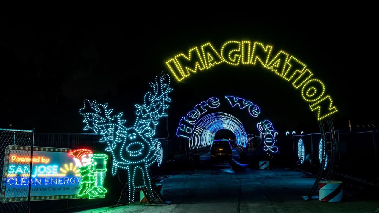 Además, los asistentes pueden deleitarse con deliciosos hot dogs y disfrutar de una taza de chocolate caliente para calentarse en el frío invierno.