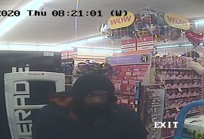 Las autoridades dijeron que el sospechoso llega armado a los lugares, ordena a los empleados que abran la caja fuerte y se llevan el dinero.