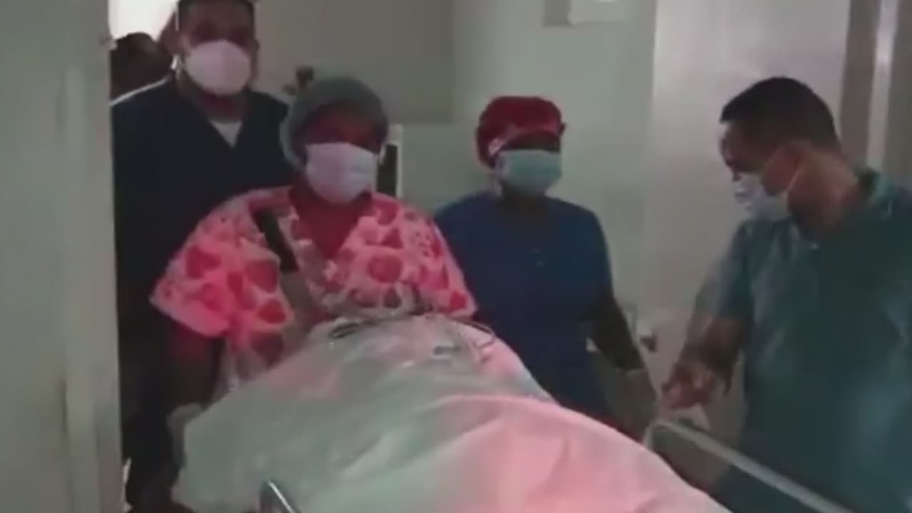 <b>En medio de una pelea le clavaron un cuchillo en la cabeza: ahora se debate entre la vida y la muerte.</b>
<br>
<br>A Kevin Flores, de 28 años, le clavaron el objeto en su cabeza durante una discusión en una fiesta. Los hechos ocurrieron en medio del toque de queda que se observa en República Dominicana por la pandemia. El acusado de la agresión huyó y sus padres piden que se entregue a la policía.