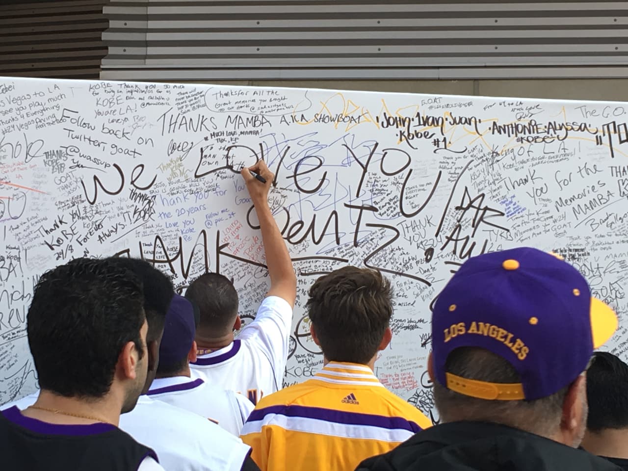 Seguidores le escribieron mensajes a la estrella de la NBA.