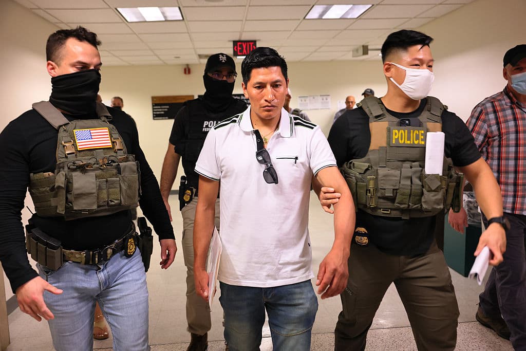 El 30 de junio de 2025, agentes de ICE detienen a un hombre tras su audiencia en el Jacob K. Javitz Federal Building en Nueva York. Las detenciones, duplicadas en 38 estados según UC Berkeley, han generado críticas por su impacto en las comunidades migrantes. (Foto por Michael M. Santiago/Getty Images)
<br>