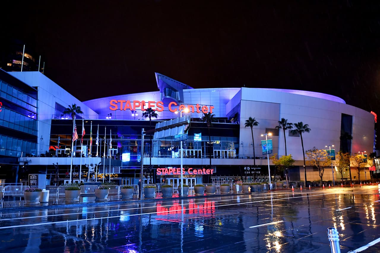 "Aplaudan muy fuerte para que los trabajadores los escuchen cuando salgan de sus turnos", expresó Garcetti.