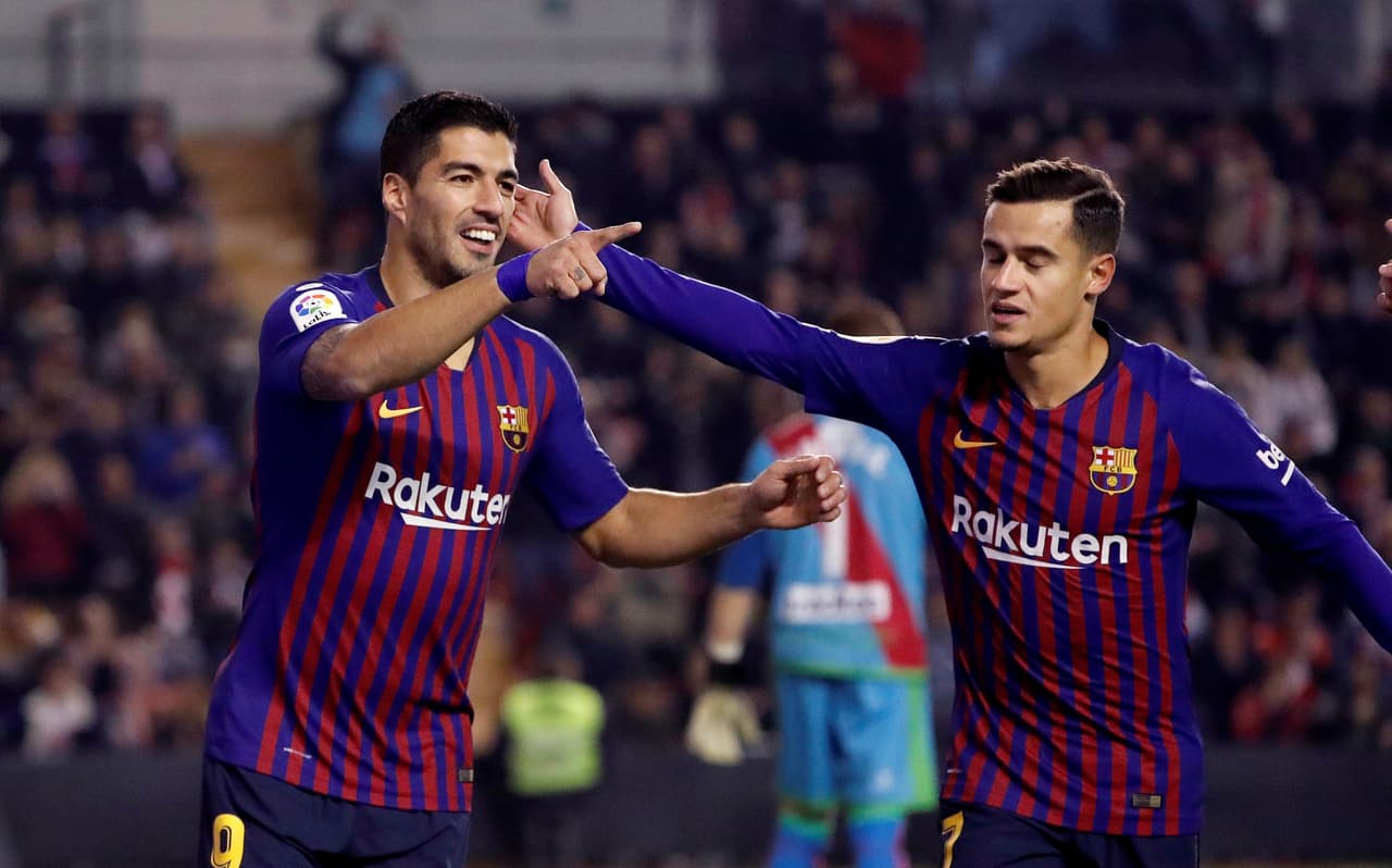 Luis Suárez (izquierda) abrió el marcador para el Barcelona al minuto 11, celebrando con el brasileño Coutinho (derecha) luego del pase de Jordi Alba.