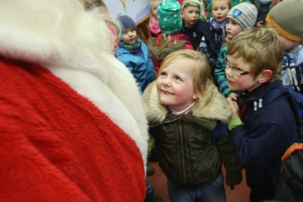 Algunos de los menores no podían creer que estuvieran frente a Santa Claus.