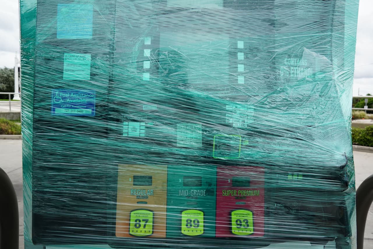 Algunas estaciones de gasolina las cierran y los dispensadores los envuelven en plástico para protegerlos, como este en St. Pete Beach en St. Petersburg.