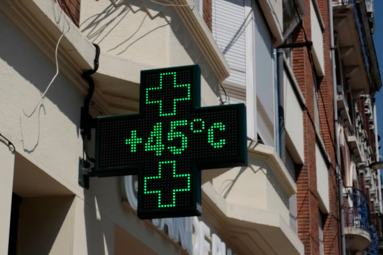 Una farmacia muestra la temperatura de este martes en Lille, Francia, de 45º C (113º F). En París, el termómetro de la estación meteorológica más antigua de la capital francesa, inaugurada en 1873, superó los 40º C (104º F) por tercera vez en la historia. Los 40.5º C (104.9º F) medidos allí por el servicio meteorológico Meteo-France son la segunda lectura más alta de la estación, superada solo por 42.6º C (108.7º F) que se registraron en julio de 2019.