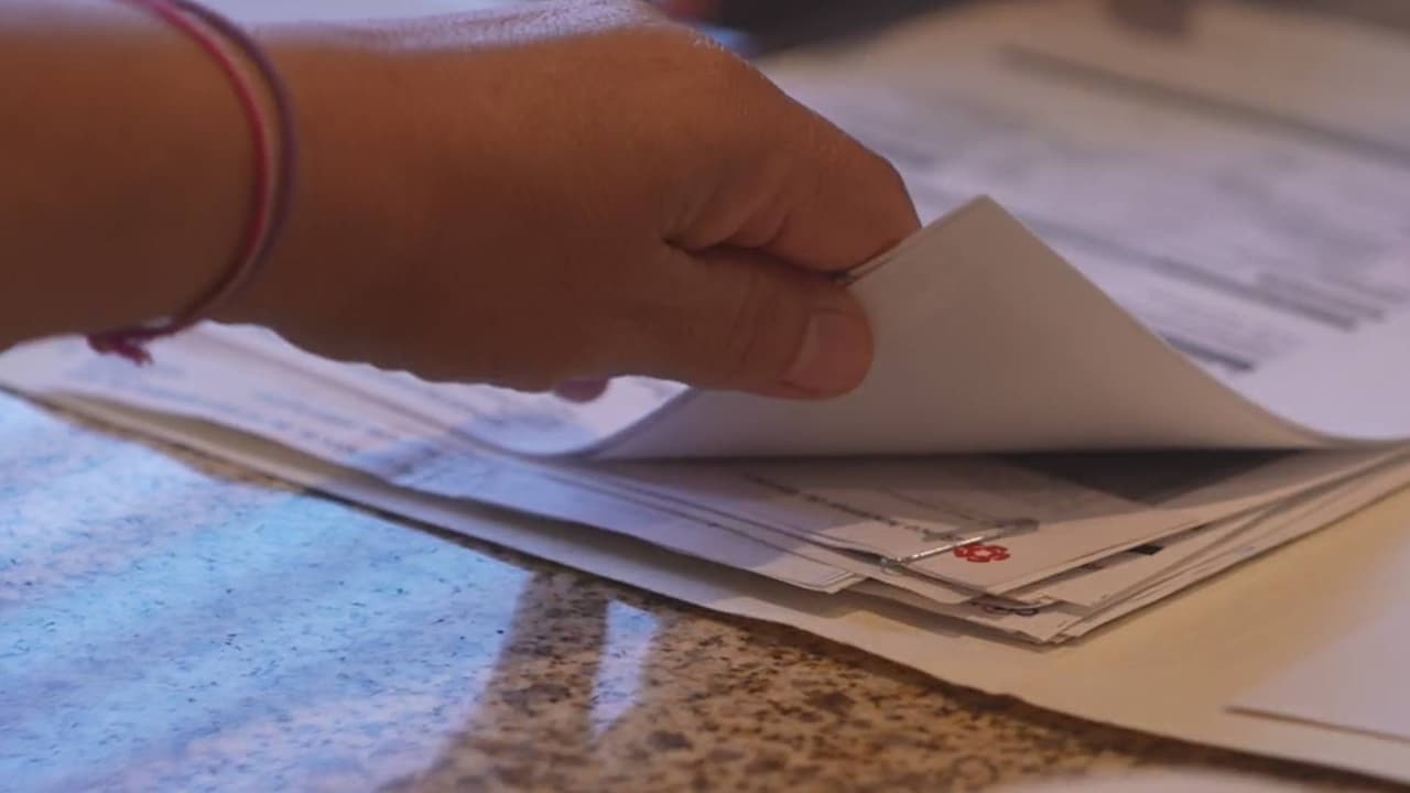 Migrante en Sacramento, sin acceso a sus cuentas en México: no le aceptan una carta poder