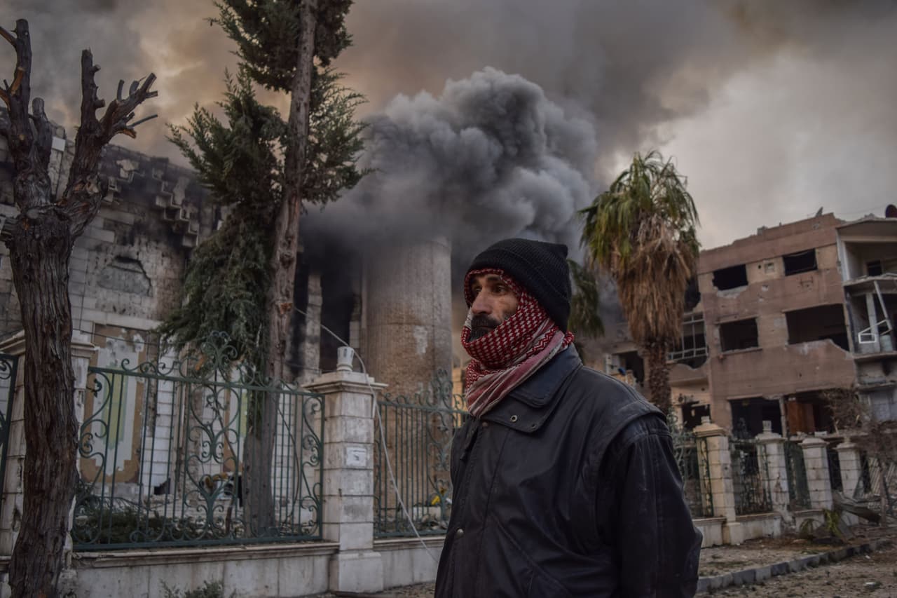 24 de febrero. Un hombre camina frente a las ruinas de la ciudad de Douma.
<a href="https://www.univision.com/noticias/guerra-en-siria/el-consejo-de-seguridad-de-la-onu-demanda-cese-al-fuego-humanitario-en-siria-por-30-dias" target="_blank">Este día, el Consejo de Seguridad de la ONU obtuvo el respaldo unánime para un alto el fuego de 30 días</a> para permitir entregas de ayuda y evacuaciones médicas, pero nuevos ataques aéreos azotaron la zona al día siguiente.