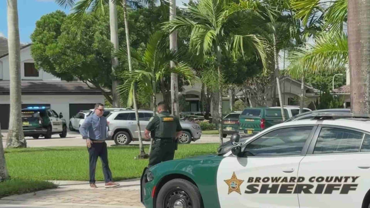 Hallan a un hombre muerto flotando en la piscina de una casa en Weston: policía investiga