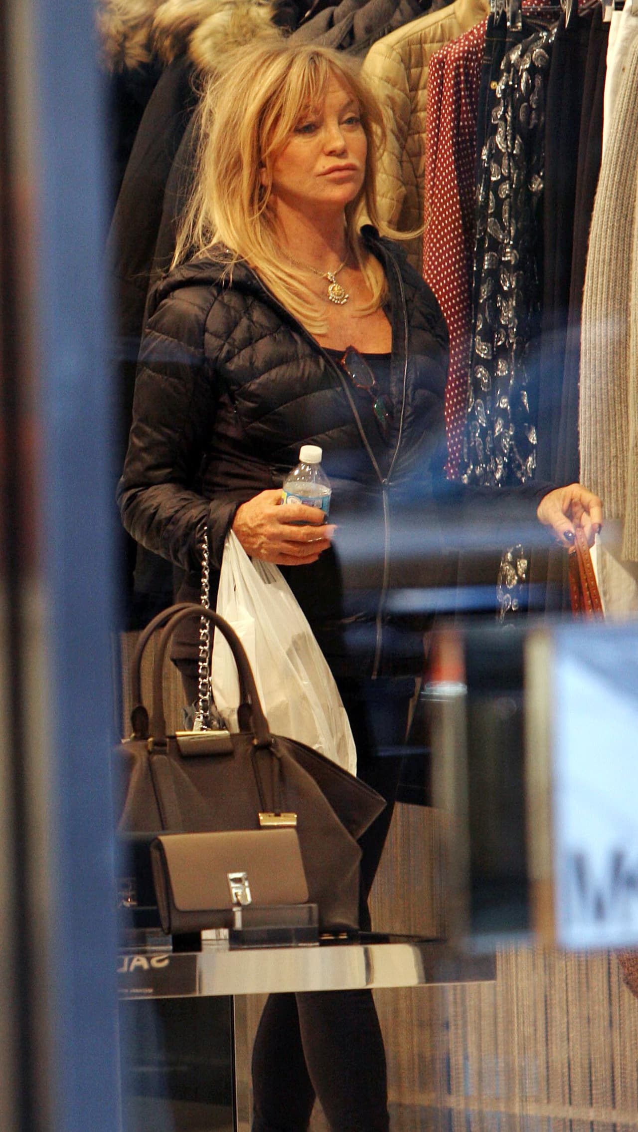 Goldie Hawn echando un ojo a la tienda.