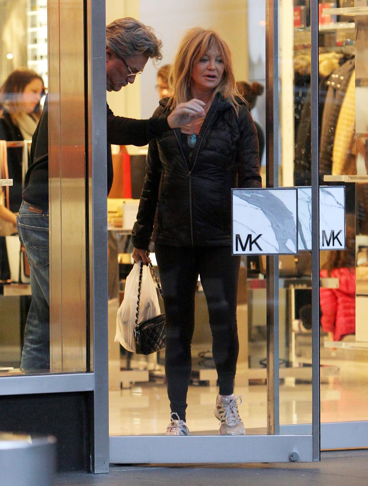 Él le abrió la puerta, muy caballeroso.