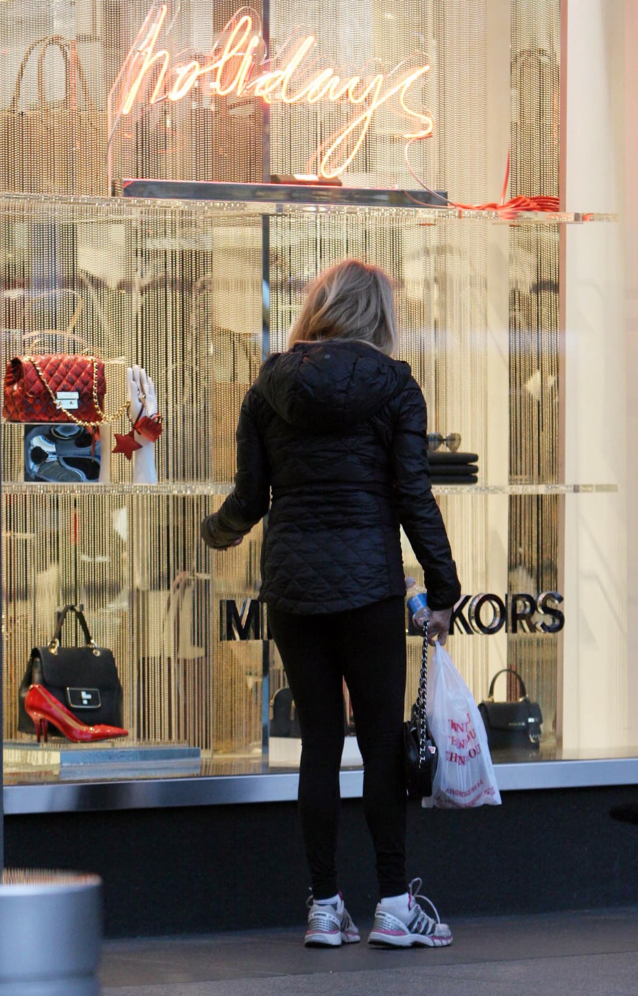 Todavía husmeando qué hay en el aparador.