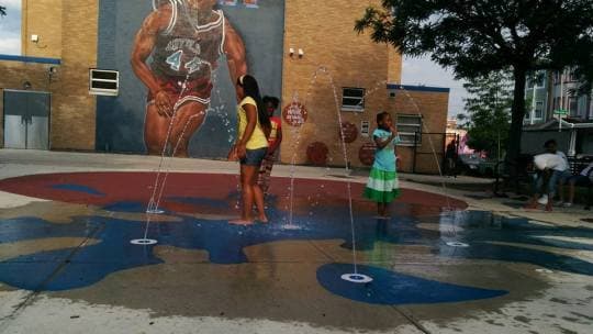 Hank Gathers Recreation Center en 25th and Diamond es un importante recurso comunitario conocido por sus numerosos programas de verano y después de la escuela, la animada piscina pública y los juegos competitivos de baloncesto. Pero con miles de residentes cercanos dependiendo de sus instalaciones para disfrutar al aire libre, este lugar de reunión necesitaba más espacios verdes y otras mejoras.