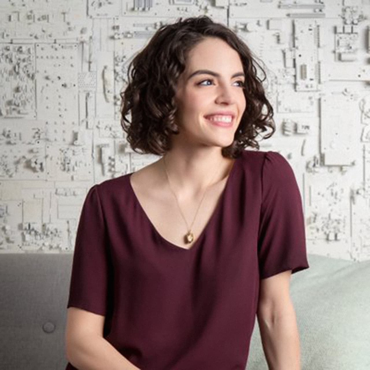 <b><a href="https://twitter.com/danielaperdomo">Daniela Perdomo</a>.</b> Cofundadora y CEO de GoTenna, una empresa que fabrica dispositivos que mantienen conectados a los teléfonos móviles aunque estén fuera del área de servicio. La empresa está establecida en Brooklyn, Nueva York y ha recaudado 18 millones de dólares. Creció en São Paulo y vive en Brooklyn. Ha sido periodista, activista y ha trabajado en un puñado de nuevas empresas de tecnología.