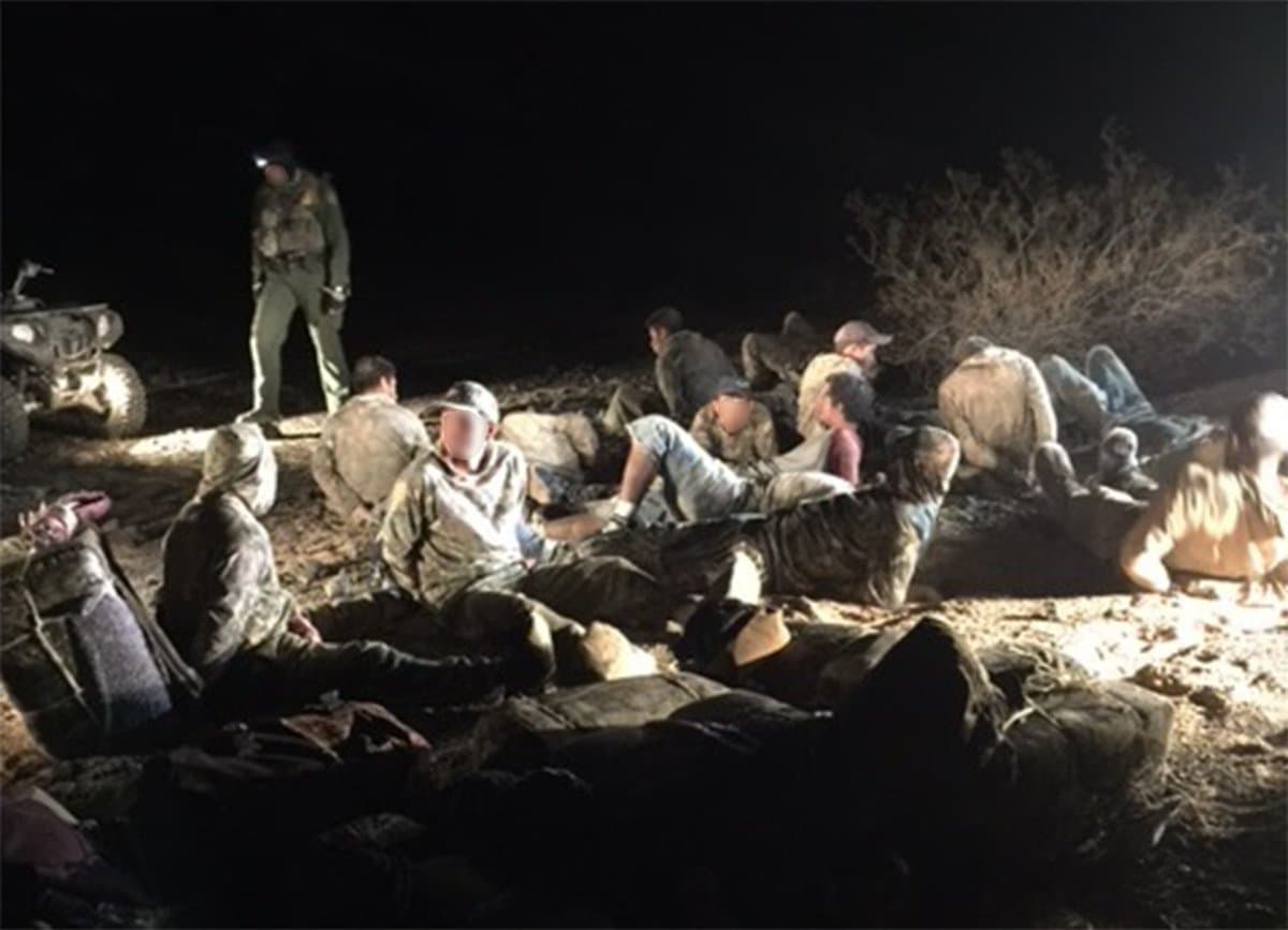 Estos vigilantes a los que también llaman ‘punteros’, suelen colocarse en las cimas de montañas, se esconden entre piedras y matorrales, y llegan hasta lugares donde los agentes solo pueden atraparlos descendiendo en cuerdas desde helicópteros.
