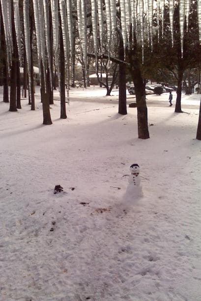 En Rockbridge, Atlanta, algunas personas usaron la nieve para formar muñecos, como lo muestra Bielky Cardona.