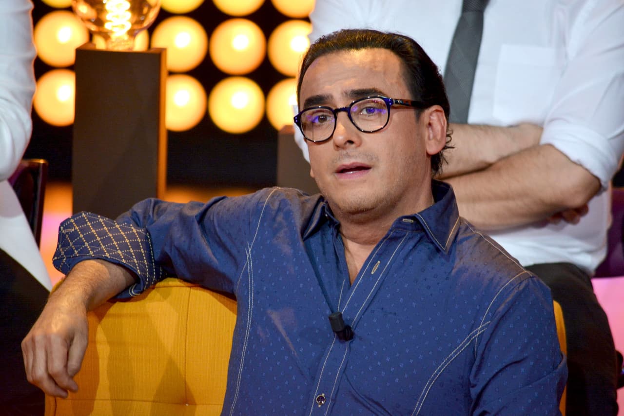 Adal en ningún momento ha mencionado que el productor Memo del Bosque fue quien realizó toda la negociación para que él regresara con bien y pudiera casarse un mes más adelante con Gabriela Valencia, madre de sus dos hijos mayores.