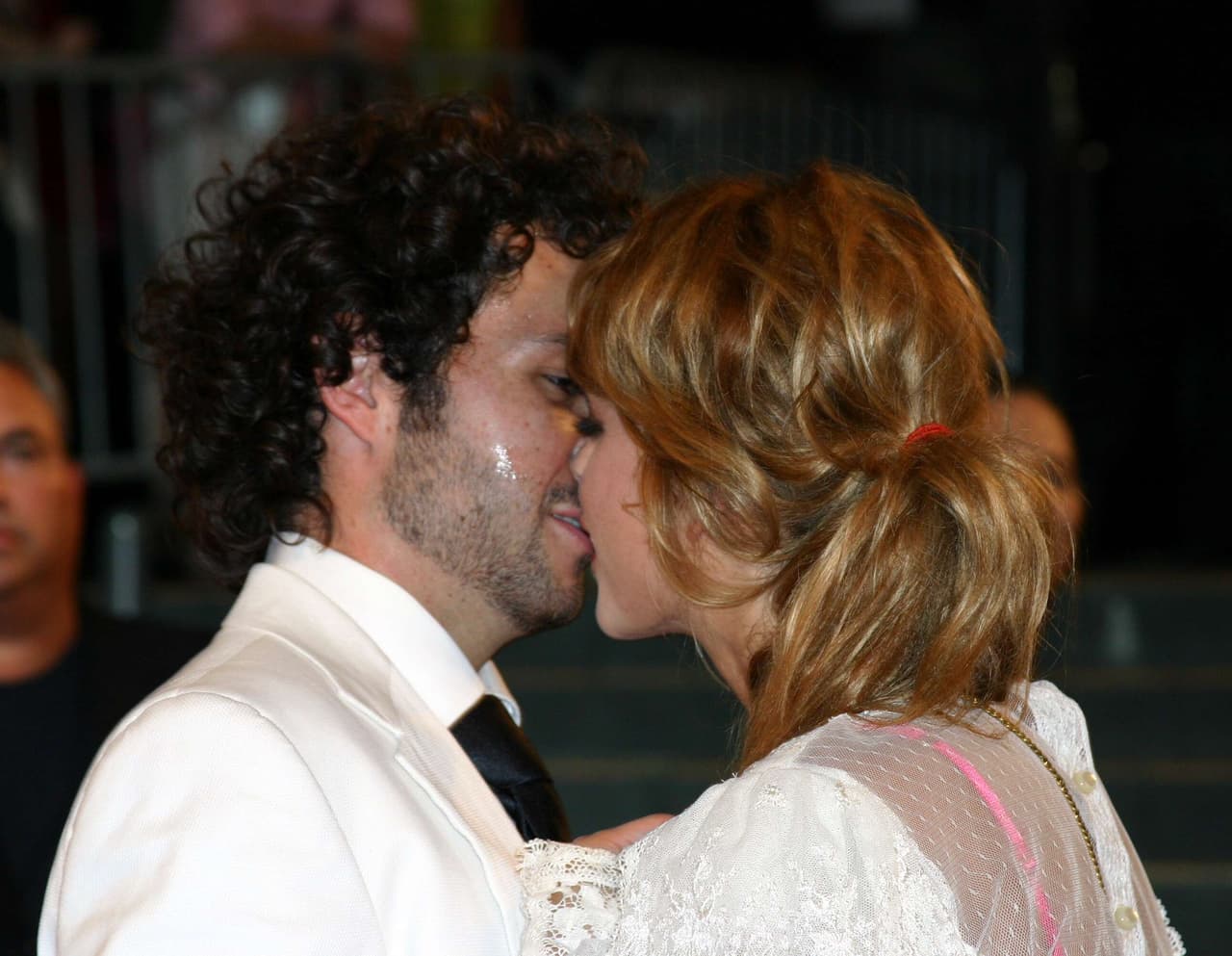 ¡Se dieron tremendo beso en nuestra alfombra! Se veía que derramaban miel.