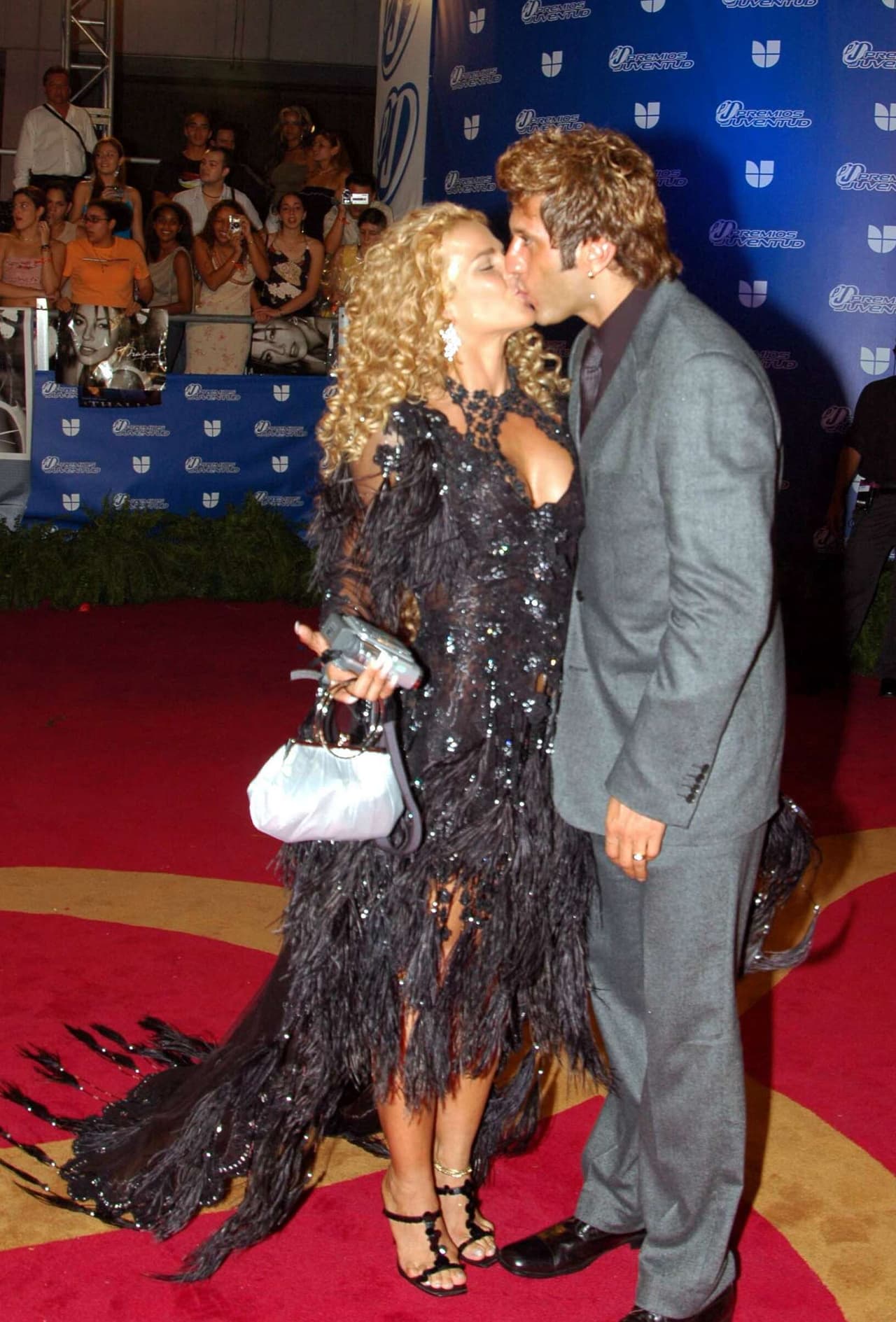 Otros que protagonizaron románticas escenas en la alfombra de Premios Juevntud 2004 fueron Niurka Marcos y Bobby Larios.