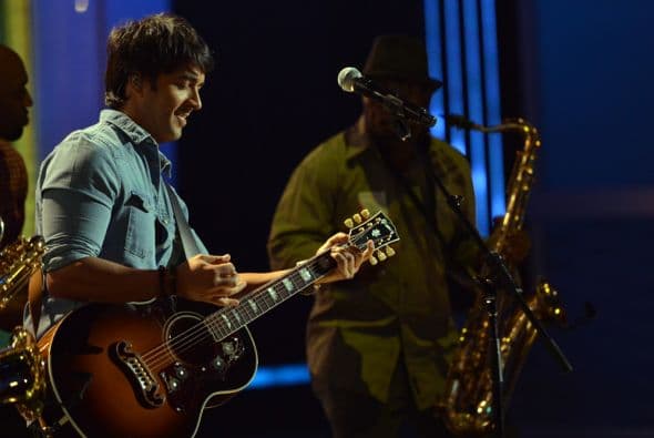 Fonsi estrenó este tema en exclusiva para nosotros en Premio Lo Nuestro.