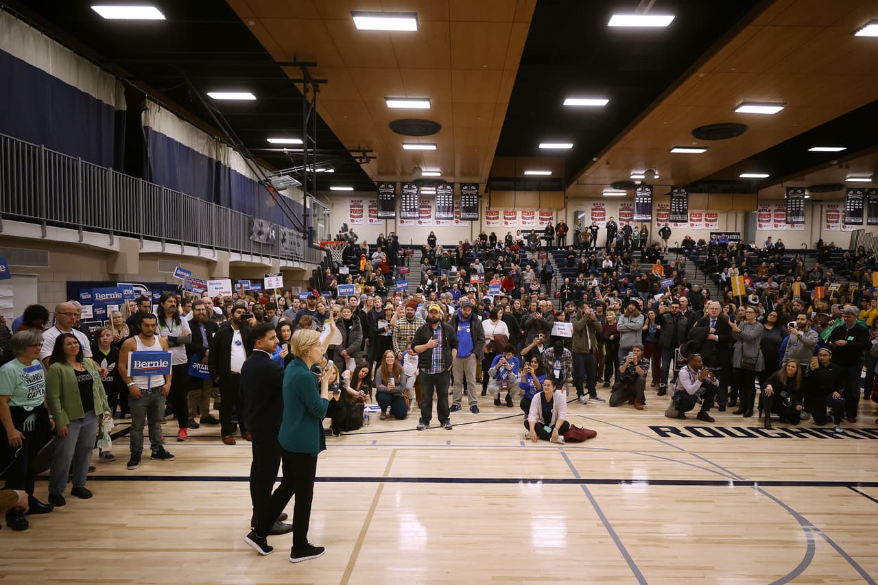 Los candidatos pueden participar en las asambleas, exponer sus ideas a los votantes mientras se van agrupando por su candidato favorito. En la fotografía la senadora Elizabeth Warren, cuando habló con los participantes del caucus en la secundaria Roosevelt en Des Moines.