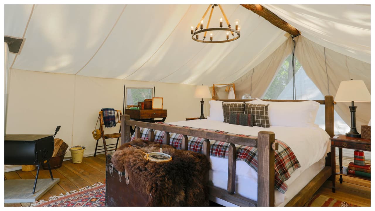 Este glamping se encuentra en 
<a href="https://www.google.com/maps/dir/114+Ostrander+Rd,+Hudson,+NY+12534/@42.283187,-73.681854,17z/data=!4m9!4m8!1m0!1m5!1m1!1s0x89dd92ec37155ac1:0x128e42bc6c2f32ce!2m2!1d-73.681854!2d42.283187!3e0">114 Ostrander Rd, Hudson, NY</a>, en medio de una granja orgánica en funcionamiento 
<b>y un centro ecuestre, con fácil acceso a las elegantes boutiques y tiendas de diseño </b>de Hudson, así como a una variedad de actividades al aire libre, que provocan a querer quedarse ahí.
<br>