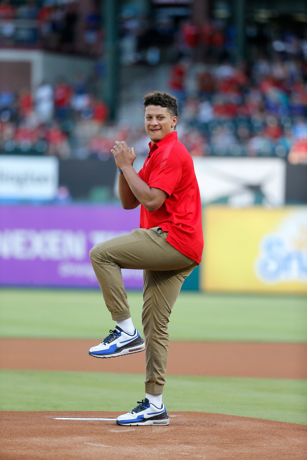 Como es típico en los deportistas norteamericanos, suelen practicar más de un deporte y este es el caso de Mahomes, tras haberse desempeñado en el beisbol y basquetbol, aunque su futuro estuvo en el futbol americano.
