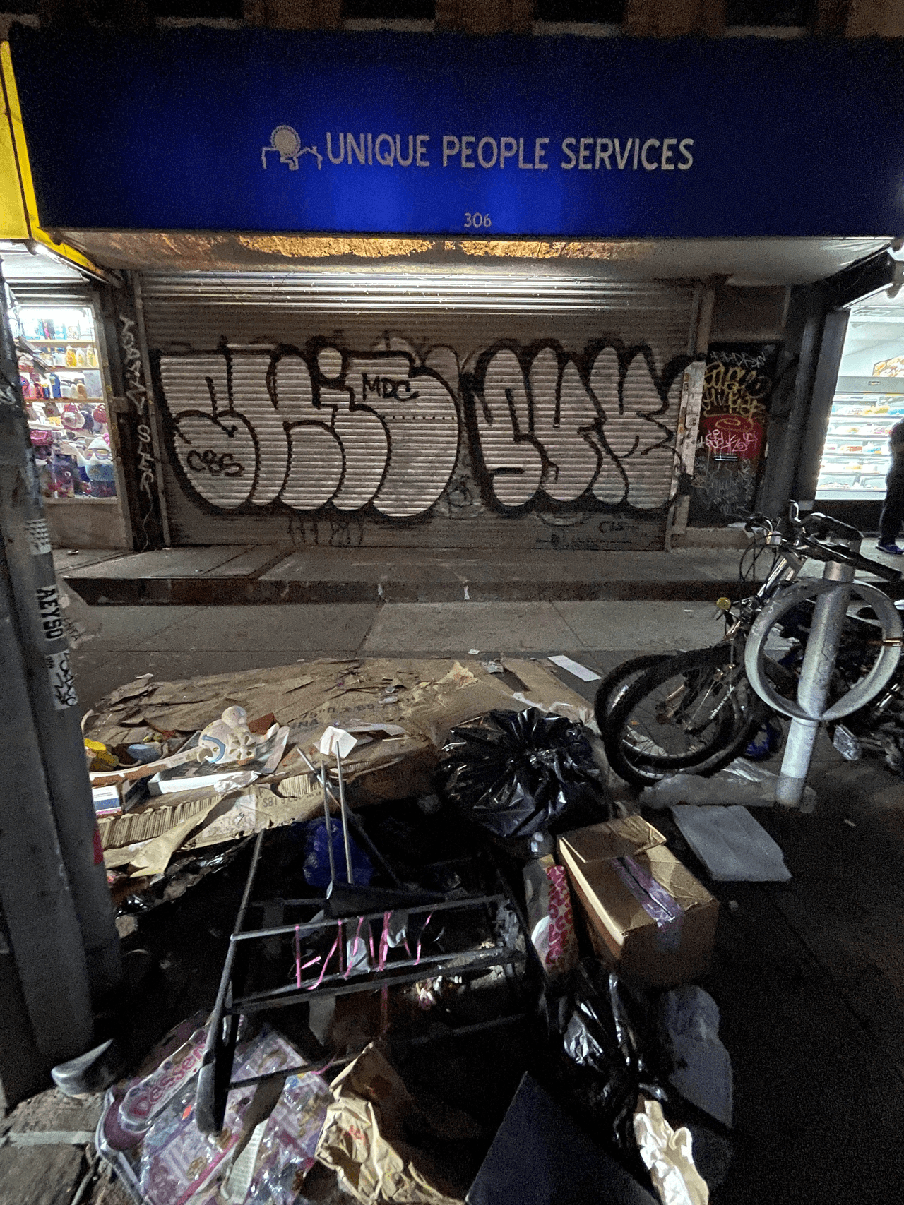 "Llevo dos años denunciando un coche abandonado con las matrículas caducadas, sin matrícula y con la pegatina de inspección", comenta otro usuario, que asegura que el 311 nunca ha tomado acción.