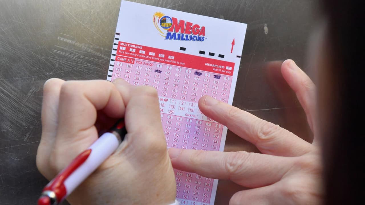 Sortea Mega Millions $1,350 millones esta noche; revisa los números más sorteados