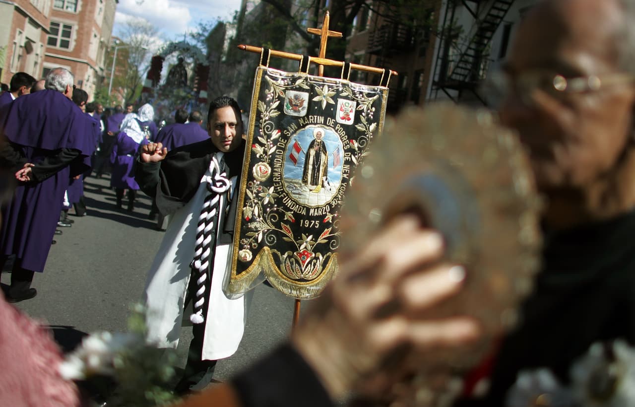 Dos años después de su nacimiento, llegó Juana, su única hermana. Dicen que su padre estaba trabajando en Guayaquil y que desde ahí le enviaba dinero a Ana y sus pequeños. Aun así, sufrían la pobreza y limitaciones propias de la comunidad de raza negra en donde se crió en Perú, en una situación muy precaria.