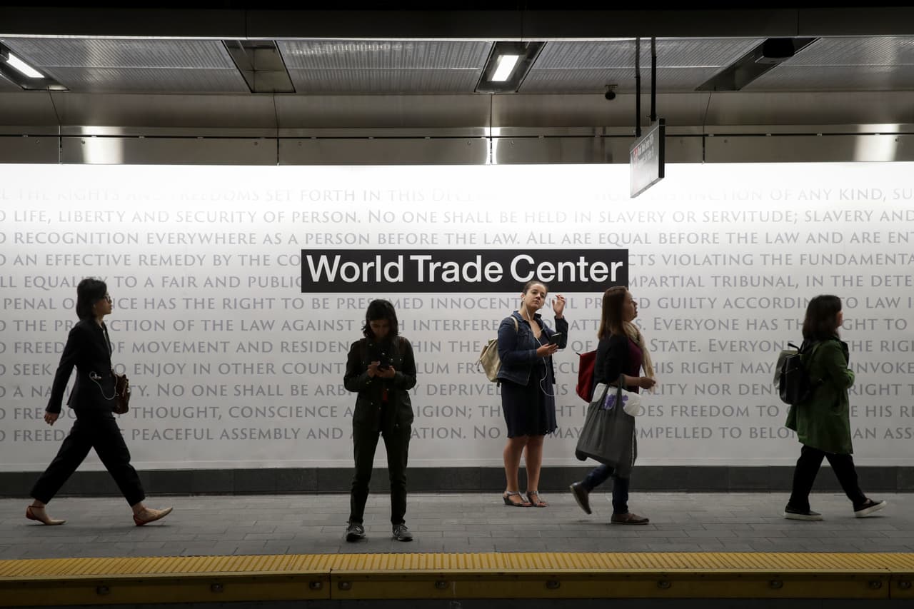 "La apertura de WTC Cortlandt devuelve una estación de metro a un vecindario vibrante y representa un hito importante en la recuperación y el crecimiento del centro de Manhattan", dijo el presidente de la MTA, Joseph Lhota
<b>.</b>