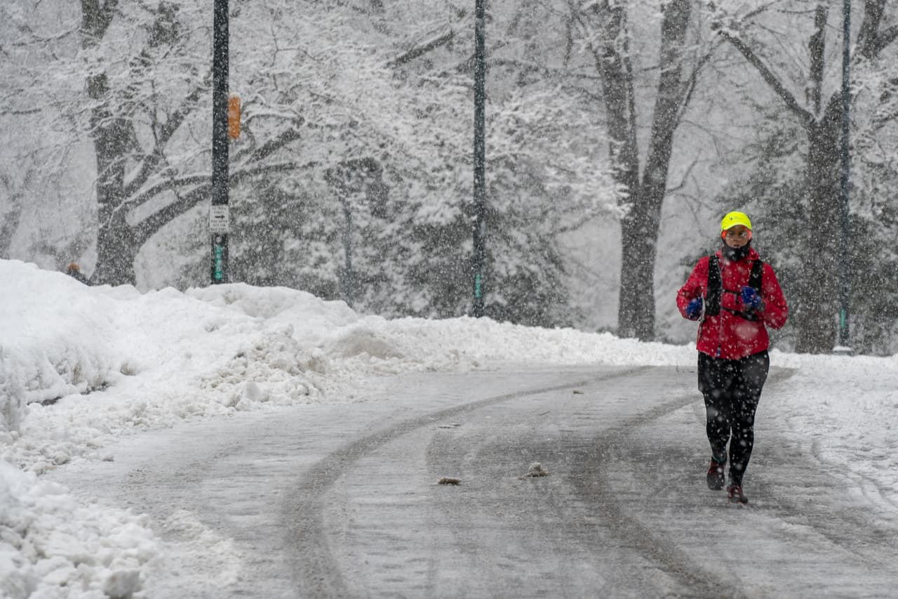 Las tormentas continúan siendo fuertes puesto que "los vientos seguirán por un tiempo indeterminado", según detalló al
<i>USA Today </i>el meteorólogo Brett Rosio. "Conducir es muy peligroso y no está recomendado".