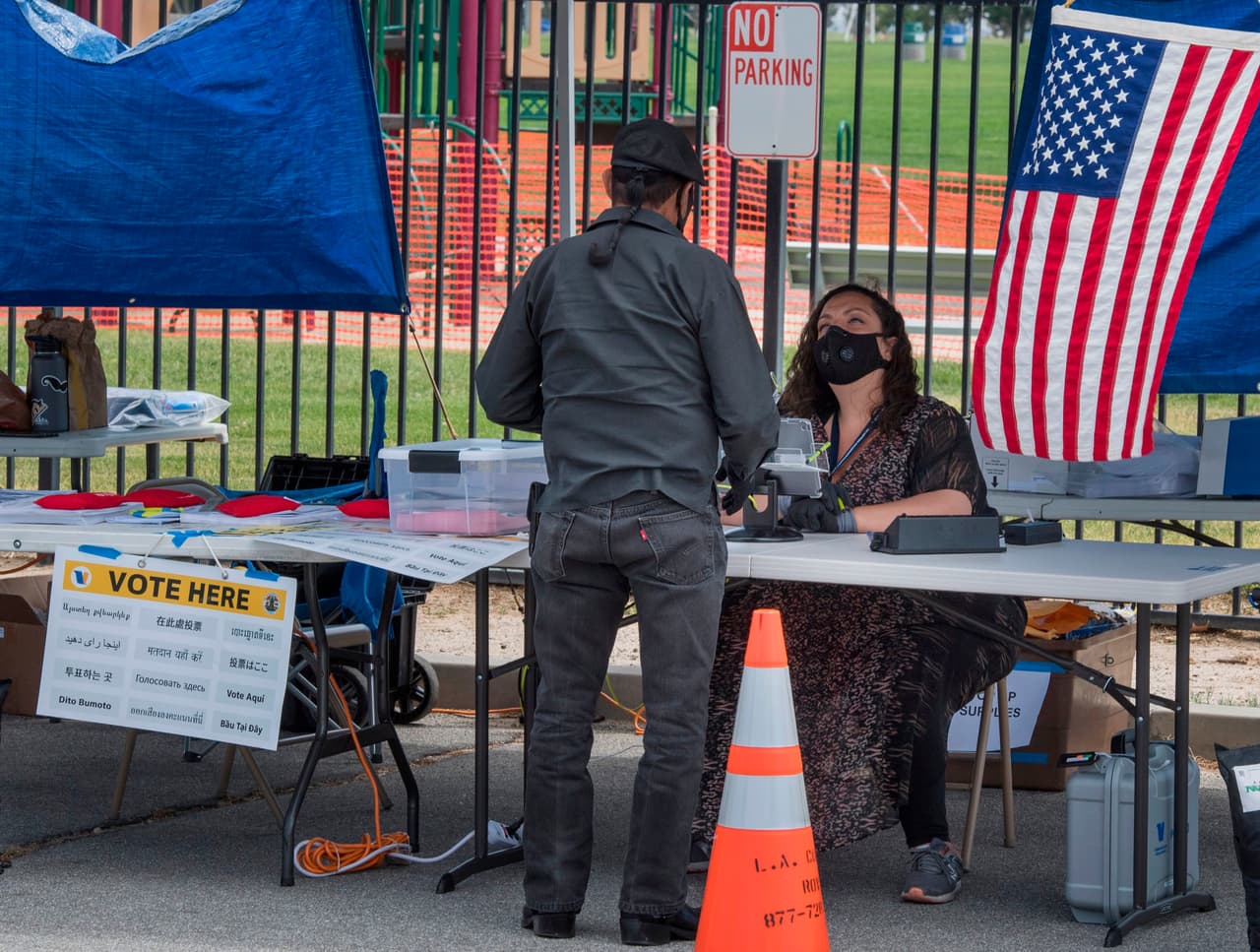 Votar con mascarillas fue la nueva modalidad que impuso la pandemia del coronavirus para las elecciones especiales del 12 de mayo en California. Antes de esta elección ocupaba el cargo la congresista demócrata Katie Hill, quien en 2018 derrotó al titular republicano Stephen Knight.