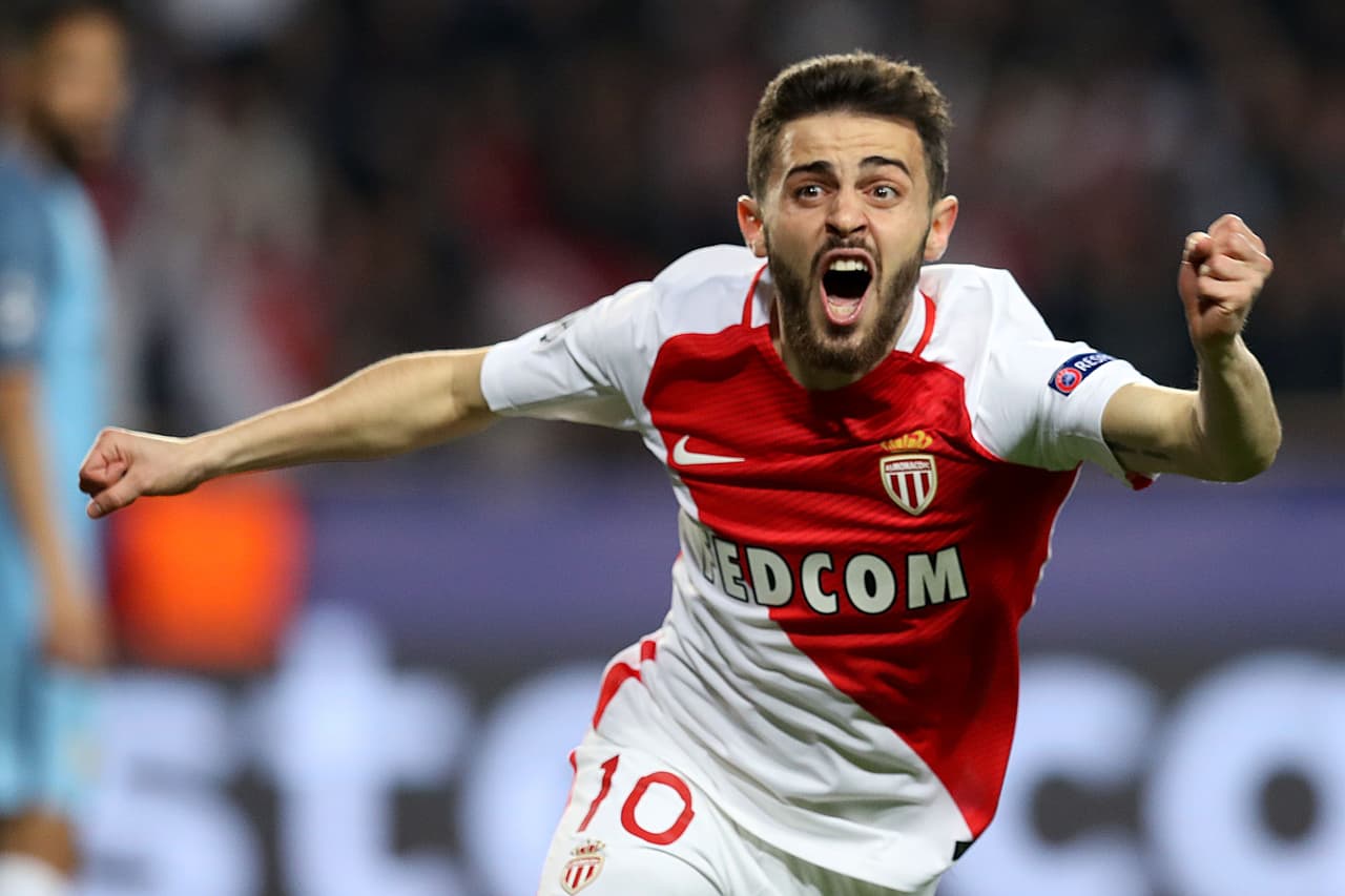 El volante Bernardo Silva puede ser otro de los nombres que suene con fuerza en el mercado de verano. La actuación de este volante de 22 años de edad con Mónaco lo tiene valorado en 25 millones de euros y es probable que su perfil haya sido presentado a varios grandes de Europa. Aunque tiene contrato hasta 2020, Mendes podría tenerle otros planes a futuro.