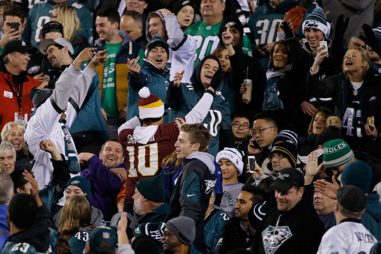 Fans de los Philadelphia Eagles mandan recadito a Tom Brady en evento de lucha libre