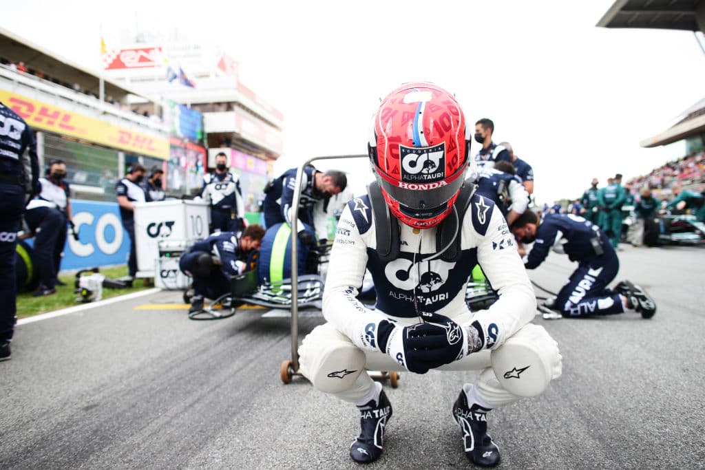 Lewis Hamilton se lleva el Gran Premio de España de la Formula 1. El piloto británico compartió el podio con Max Verstappen de Red Bull, quien cumplió su carrera número 100 y Valtteri Bottas de Mercedes Benz, quien quedó en tercera posición. El mexicano Sergio Pérez obtuvo la quinta posición.