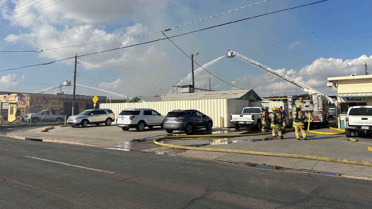 El Departamento de Bomberos llegó al lugar alrededor de la 1:30 de la tarde y encontró una estructura en llamas y una densa columna de humo negro saliendo.